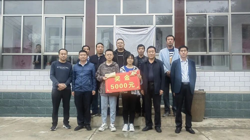 营造尊师重教氛围---站滩乡携手爱心企业出资资助北大学子